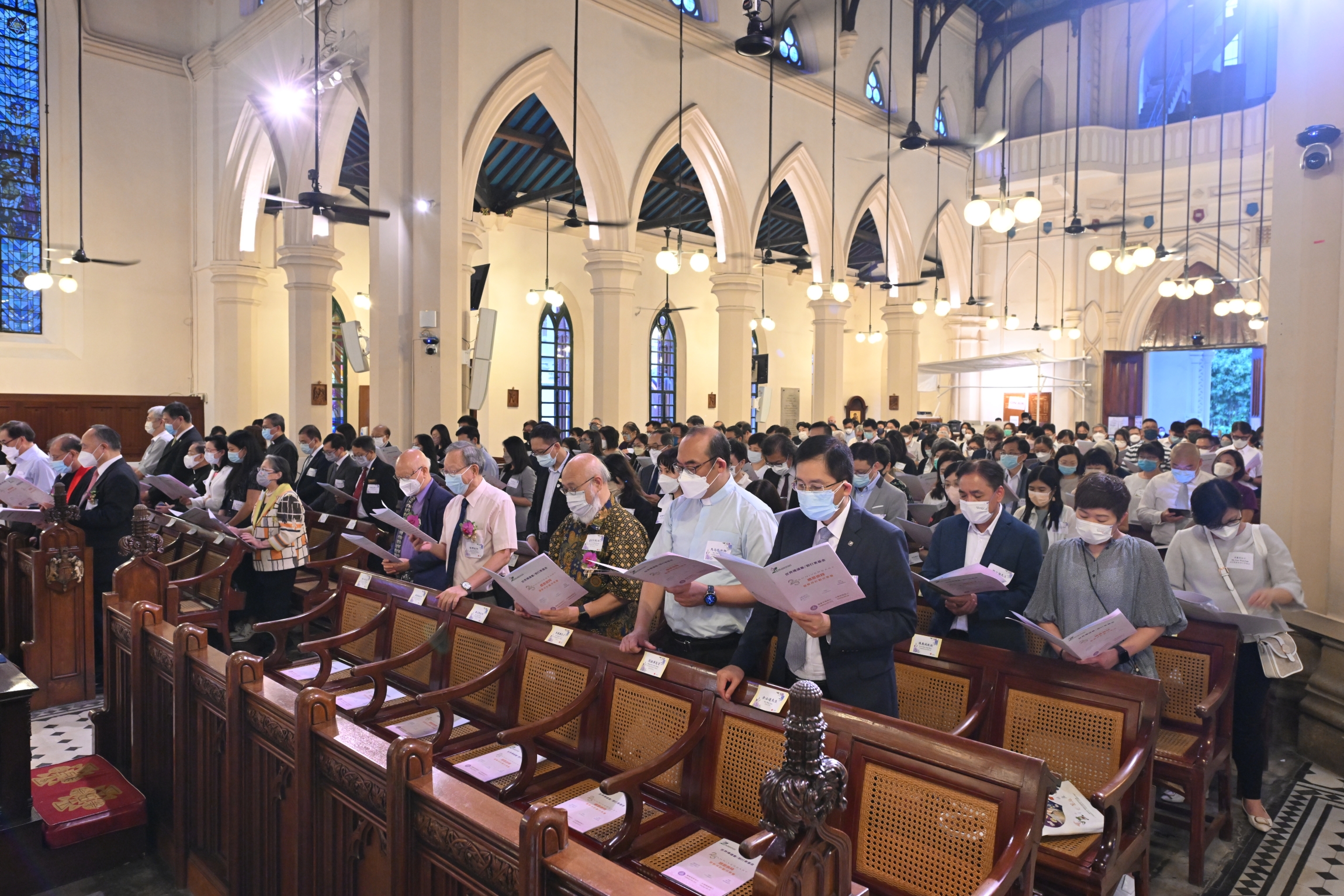 19. 齊聲高唱，讚頌上主